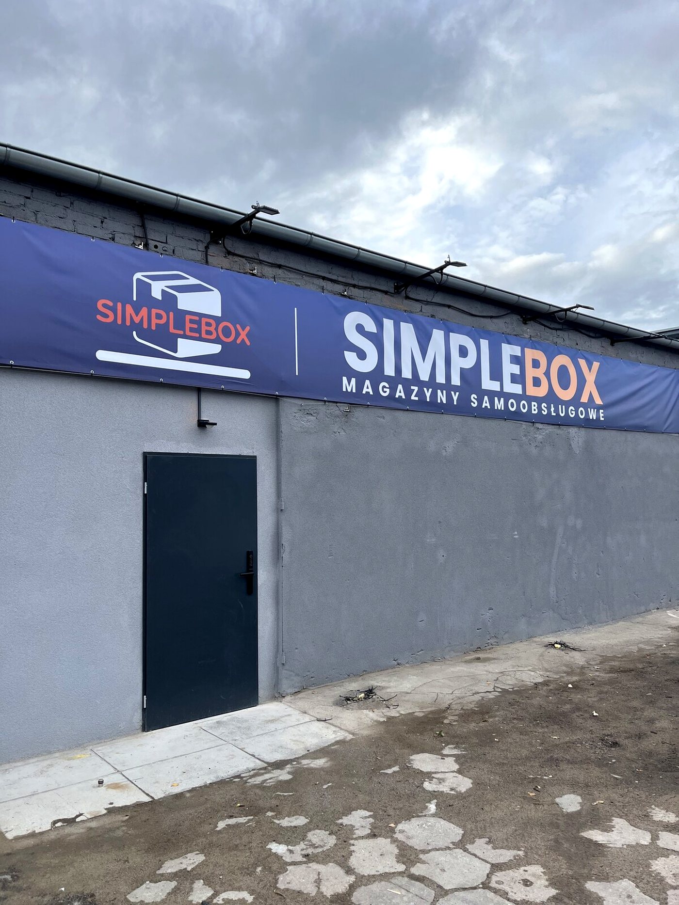 Wejście do obiektu SimpleBox, ul. Fabryczna 12 Gniezno