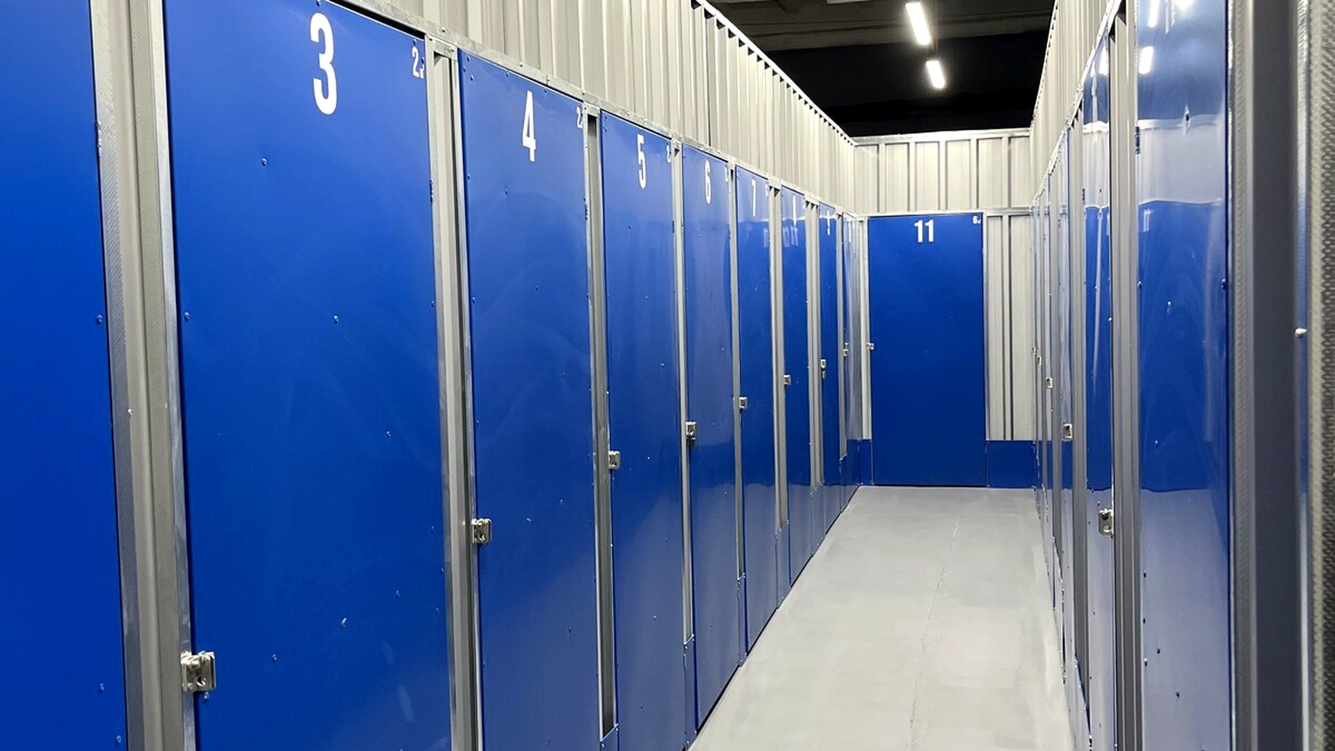 Korytarz z boksami magazynowymi SimpleBox w Gnieźnie