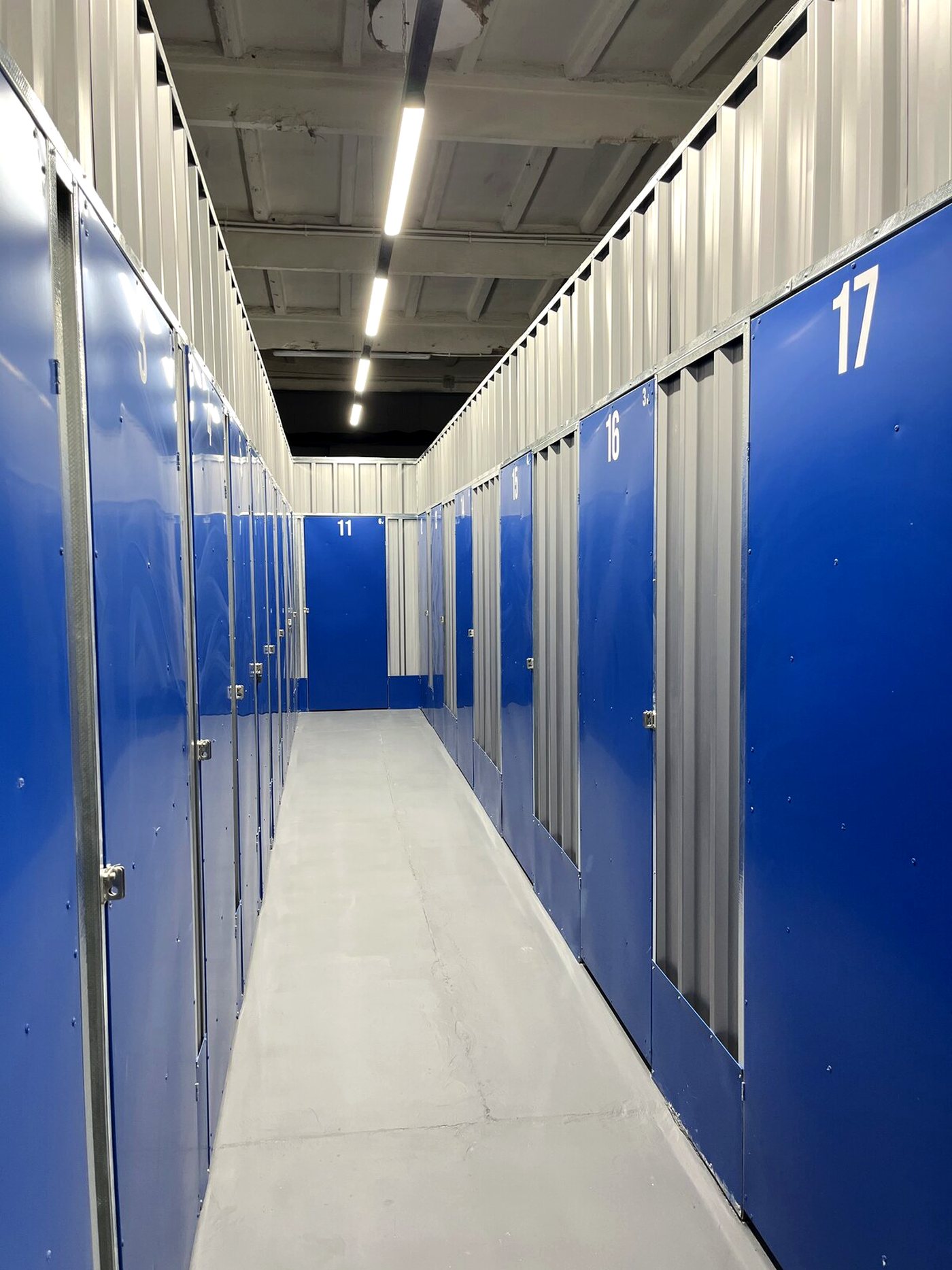 Widok wzdłuż korytarza z boksami